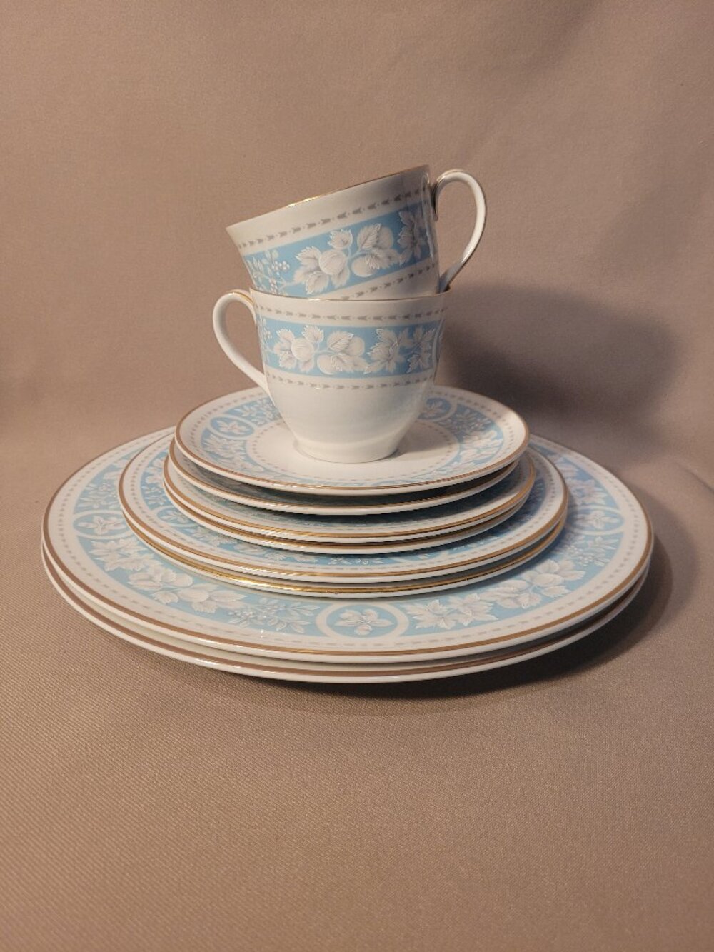 Royal Doulton Hampton Court TC1020 Lot of 2 Place Settings (10 pcs) EXCELLENT!